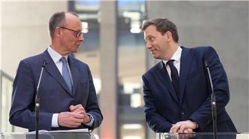 In vorderster Reihe dabei: Lars Klingbeil (rechts) ist nur einer von vielen Niedersachsen, die mit am Verhandlungstisch sitzen. (Archivbild)