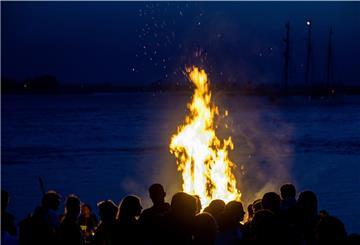 Ein brennendes Osterfeuer