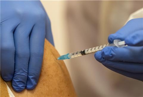 Eine ältere Frau lässt sich in der Impfstelle im Jugend- und Kulturzentrum mon ami mit dem Impfstoff von Biontech / Pfizer gegen Corona impfen. 