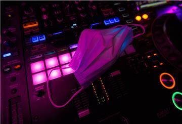 Maske auf einem DJ-Pult