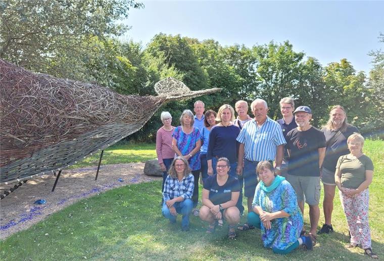 Freuen sich über Wremens Weidenwal: Claudia Reuter (hockend, 3. v.l.) mit Weidenflechtern, Damaris Margaritis und Dr. Matthias Mertzen vom Nationalparkhaus sowie Kurdirektorin Sandra Langheim, Ortsbürgermeister Hanke Pakusch und Jan-Hinrik Dircksen vom Wremer Verkehrsverein.