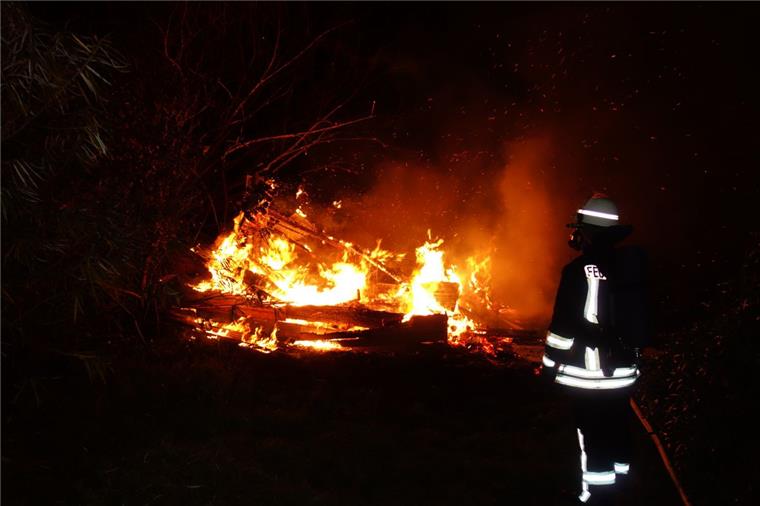 Kleingartengebiet in Wulsdorf: Häuschen brennt lichterloh In Wulsdorf hat am Sonntag ein Gartenhaus in einem Parzellengebiet gebrannt.