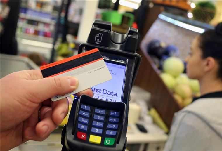 In Zeiten von Corona greifen viele Kunden gerne zur Karte anstatt zum Bargeld. 