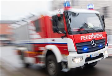 Feuerwehrauto im Einsatz.