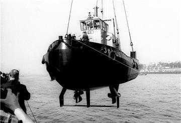 Ein Schiff mit Ruderpropellern wird ins Wasser gelassen.