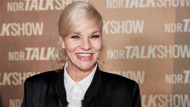 Ina Müller bei „3nach9“: Talk über Heimat, Freundschaft und neue Musik Eine blone Frau lacht. Ina Müller, aufgewachsen im Landkreis Cuxhaven, ist am 14. November bei „3nach9“ zu Gast und spricht über ihre Karriere, ihr neues Album und ihre norddeutschen Wurzeln.