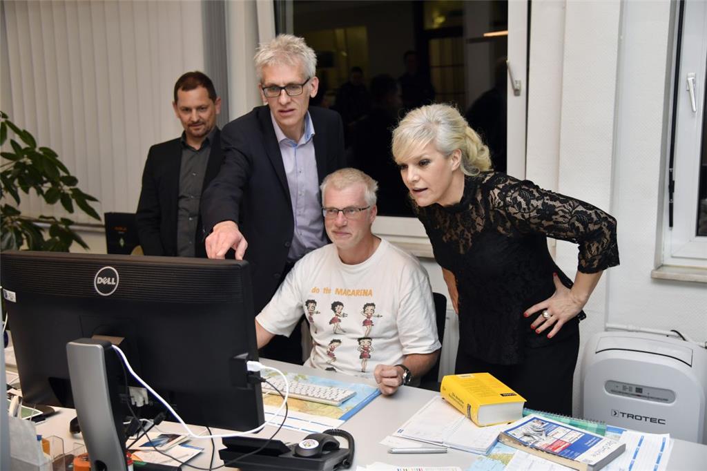 Ina Müller erfuhr von Chefredakteur Christian Klose (v.l.), Landkreischef Christian Döscher und Torsten Melchers, was nächsten Tag in der Zeitung steht.