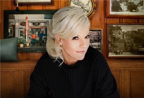 Ina Müller im Lokal „Schellfischpisten“ in Hamburg, wo sie ihre Sendung „Inas Nacht“ aufnimmt.