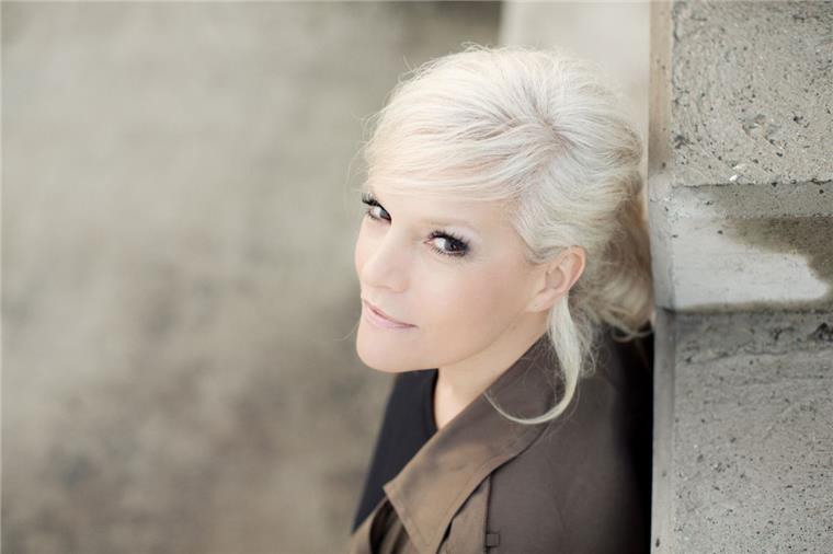 Ina Müller ist mit ihrer Band  im Rahmen der "Juhu-Tour 2017" unterwegs und kommt auch nach Bremerhaven. 