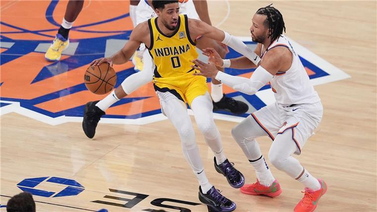 Indianas Tyrese Haliburton (l.) verlor das Duell der Star-Spielmacher klar gegen Jalen Brunson.