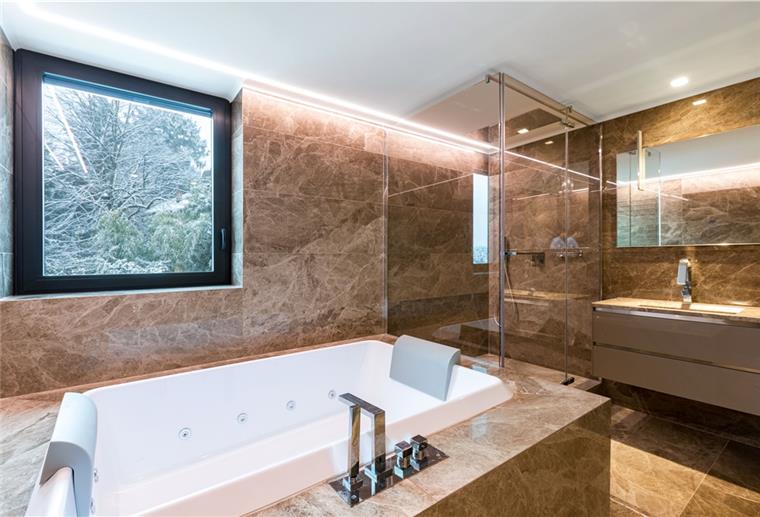 Das Bad als Wellness-Oase Individuelle Fliesen und indirekte Beleuchtung im Badezimmer