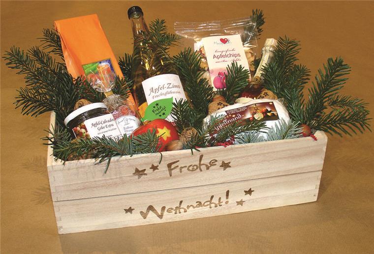 Kiste mit Äpfeln, Wein, Chips etc. von dem Herzapfelhof
