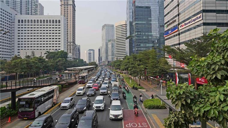 Indonesiens Haupstadt Jakarta. Weil eine indonesische Lifestyle-Influencerin in einem Tiktok-Video Schwein gegessen hat, wurde sie zu einer Gefängnisstrafe und einer Geldbuße von umgerechnet rund 15.200 Euro verurteilt.