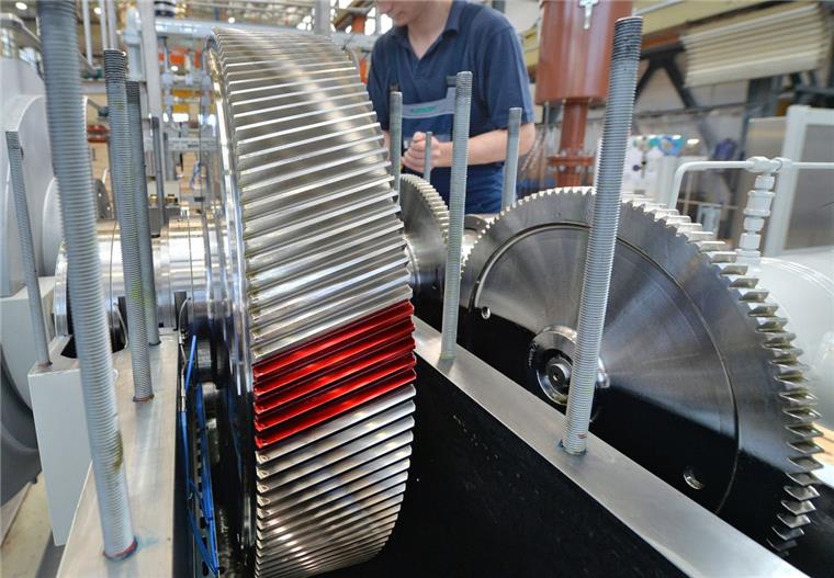 Industriemechaniker haben gute Chancen auf dem Arbeitsmarkt. Doch zunächst gilt es, die Hürden der Ausbildung zu nehmen. Foto: Hendrik Schmidt/dpa 