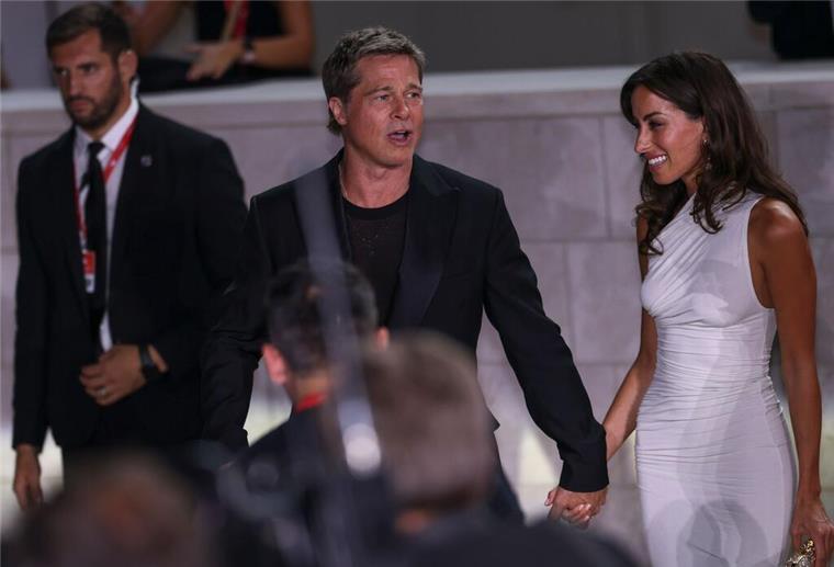 Brad Pitt hält Händchen mit Freundin Inés de Ramón Inés de Ramón begleitete Brad Pitt zur Premiere seines Films „Wolfs“.