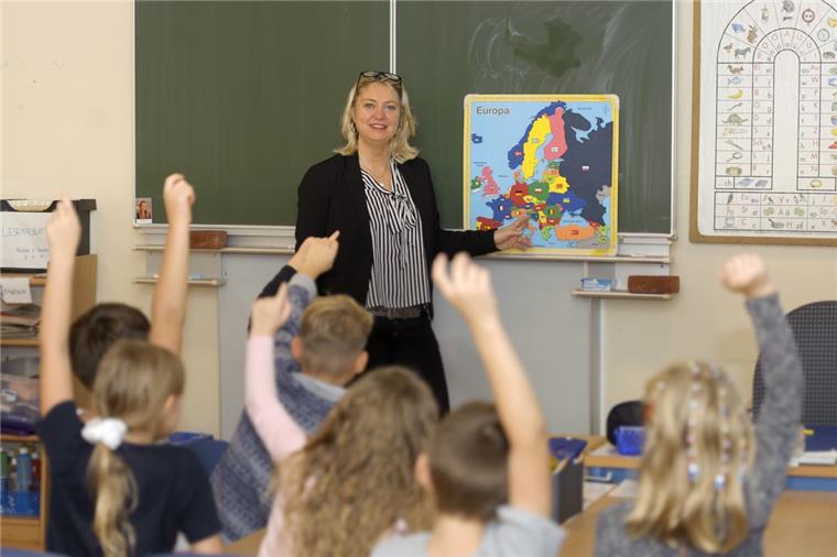 Ines Woyciniuk arbeitet als Grundschullehrerin an der Marktschule. Zu ihren Aufgaben gehören neben dem Unterrichten unter anderem viele Gespräche mit Eltern oder Schulpsychologen.