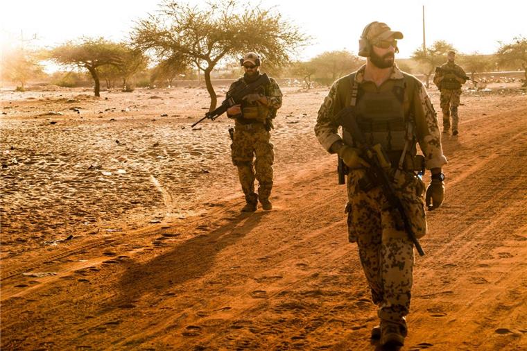 Infanteristen der Bundeswehr, auch aus Seedorf, schützen eigene Kräfte innerhalb und außerhalb des Feldlagers in Mali, gehen zudem auf Patrouille.