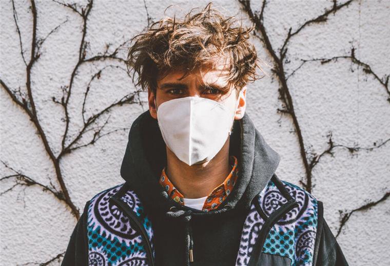 Influencer Fynn Kliemann präsentiert hier einen Mundschutz. Auch diese Bilder bereiteten dem Influencer aus Zeven rechtliche Probleme.