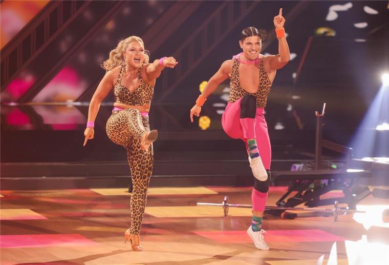 Influencerin Sophia Thiel und Profitänzer Alexandru Ionel tanzen einen Jive.