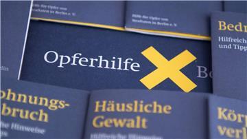 Informationsmaterial des Vereins Opferhilfe liegt auf einem Tisch.