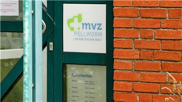 Infoschilder hängen am Eingang des Medizinischen Versorgungszenrums.