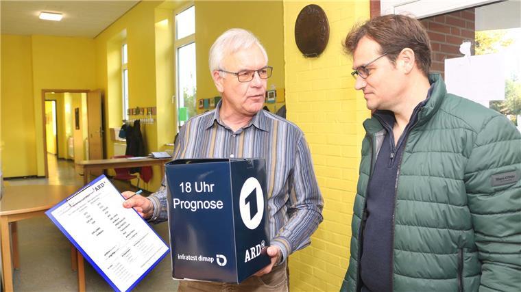 Niedersachsen hat entschieden - so sieht es in den Wahlkreisen aus Infratest Dimap befragt einen Wähler im Uthleder Wahllokal.