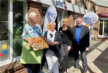 Inga Herrmann, ehemals im Vorstand der VHS, hat für die Eröffnung ein veganes Buffet arrangiert - unter anderem backte sie diese VHS-Brötchen. Mit ihr ließen es sich Aufsichtsrätin Annette Faße, Vorstand Dr. Marie-Louise Rendant und erster Stadtrat Martin Döscher schmecken.