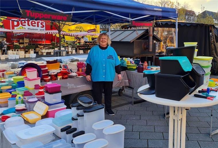 Frau vor Tupperwaren auf dem Markt