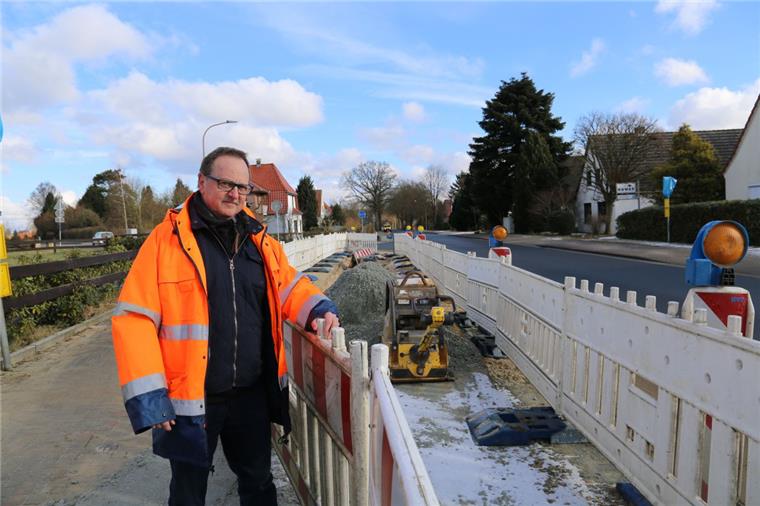 Ingenieur Helmut Scholz begleitet die Sanierung des Abwasserkanals in Stubben. Demnächst stehen die Pflasterarbeiten an.