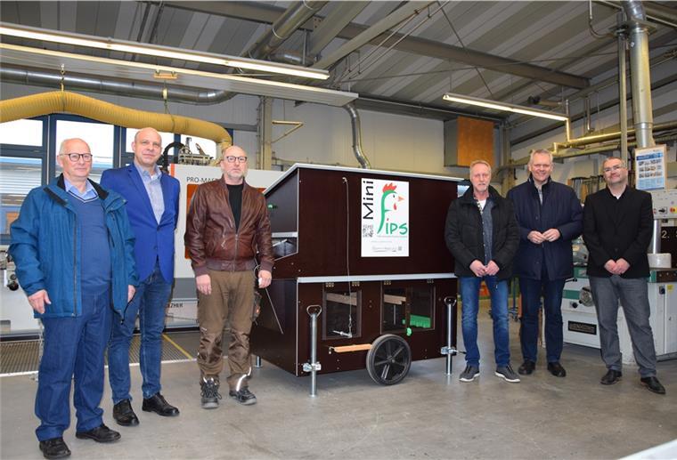 Jader entwickelt All-Inclusive-Wohnmobile für Hühner Ingenieur und „Mini FIPS“-Erfinder Falk Paulat (links) mit seinen Partnern vom CVJM-Sozialwerk Wesermarsch und Niedersachsens Wissenschaftsminister Björn Thümler (zweiter v. rechts).