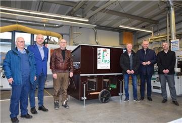 Ingenieur und „Mini FIPS“-Erfinder Falk Paulat (links) mit seinen Partnern vom CVJM-Sozialwerk Wesermarsch und Niedersachsens Wissenschaftsminister Björn Thümler (zweiter v. rechts).