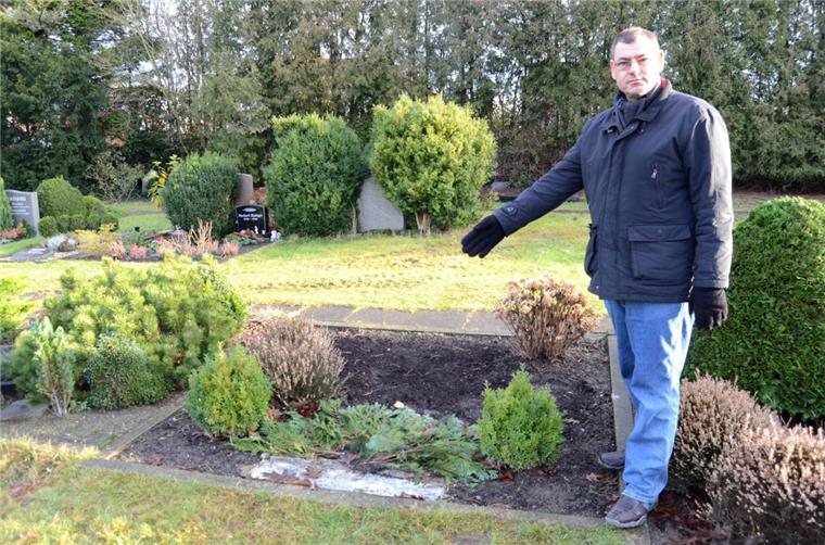 Ingo Brüns kann es nicht fassen. Diebe haben den Grabstein von seiner Familiengrabstelle auf dem Friedhof in Loxstedt gestohlen, zurück blieb nur das Fundament.