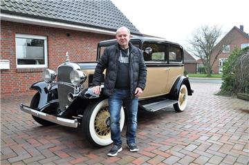 Ingo Ehmann mit seinem Chevrolet, Baujahr 1932. Am Samstag fährt er zu den Dreharbeiten nach Bremen.,