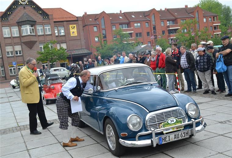 80 Oldtimer starten auf dem Nordenhamer Marktplatz Ingo Ehmann (rechts) und Wilhelms Willms werden auch am kommenden Samstag wieder die Oldtimer vorstellen, die vom Marktplatz aus zur Rallye durch die nördliche Wesermarsch starten.