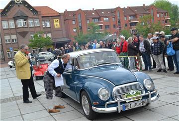 Ingo Ehmann (rechts) und Wilhelms Willms werden auch am kommenden Samstag wieder die Oldtimer vorstellen, die vom Marktplatz aus zur Rallye durch die nördliche Wesermarsch starten.