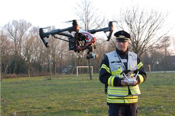 Ingo Graf ist nebenberuflich Abschnittsleiter Ost der Freiwilligen Feuerwehr in Nordleda. Der Fluglotse weiß auch, wie man eine Drohne steuert. Foto: Fixy 