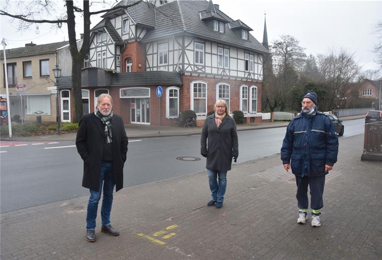 Ingo Hillert, Andrea Burfeind und Ralf Egge (von links) setzen sich für den Erhalt der historischen Gebäude am Sittenser Marktplatz ein. Sie wollen die Bürger befragen und sammeln jetzt Unterschriften. In Kürze stehen die Listen im Internet zum Herunterladen bereit. 