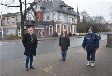 Ingo Hillert, Andrea Burfeind und Ralf Egge (von links) setzen sich für den Erhalt der historischen Gebäude am Sittenser Marktplatz ein. Sie wollen die Bürger befragen und sammeln jetzt Unterschriften. In Kürze stehen die Listen im Internet zum Herunterladen bereit. 