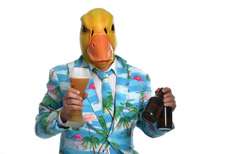 Ingo ohne Flamingo nennt sich der Künstler, an dessen Hit „Saufen (morgens, mittags, abends)“ derzeit kaum eine Après-Ski- oder Mallorca-Party vorbeikommt.