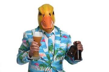 Ingo ohne Flamingo nennt sich der Künstler, an dessen Hit „Saufen (morgens, mittags, abends)“ derzeit kaum eine Après-Ski- oder Mallorca-Party vorbeikommt.