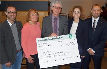 Ingo Rabe, Sozialdezernent des Landkreises Ammerland (Mitte), nahm den Spendenscheck in Höhe von 10 000 Euro von den derzeitigen Clubpräsidenten (von links) Nils Böger (Club Brake), Eleonore Gollenstede (Club Mimi Leverkus), Annette Folgmann (Club Wesermarsch Emy Rogge) und Stephan Sandvoss (Club Nordenham-Elsfleth) entgegen.