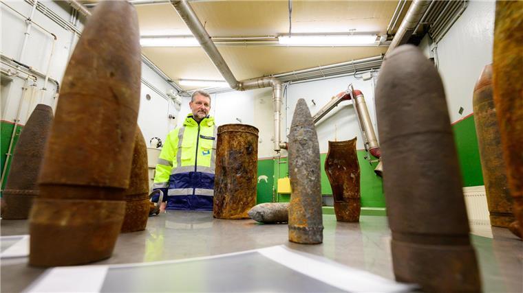 Ingo Schories, Leiter der Abteilung Vernichtung von Munition und Explosivstoffen bei der GEKA, steht neben verschiedenen Munitionstypen.