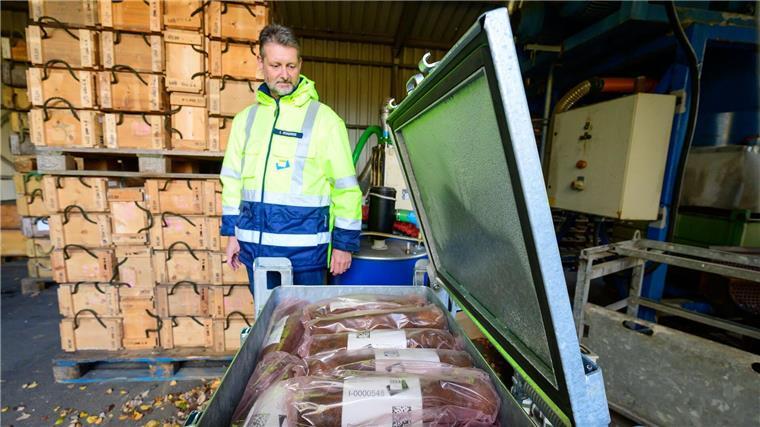 Ingo Schories, Leiter der Abteilung Vernichtung von Munition und Explosivstoffen bei der GEKA steht neben einer Kiste mit Giftgasgranaten.