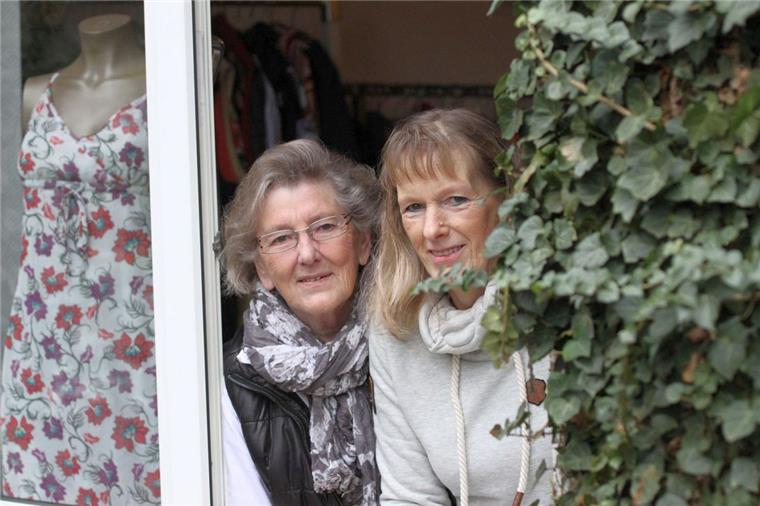 Kleiderbörse in Wilstedt hilft nicht nur ihren Kunden Ingrid Augat (links) hat die Kleiderbörse in Wilstedt vor 20 Jahren mit begründet. Bettina Ellmers gehört zu den zehn Helferinnen, die die Einrichtung am Laufen halten.