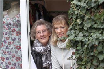 Ingrid Augat (links) hat die Kleiderbörse in Wilstedt vor 20 Jahren mit begründet. Bettina Ellmers gehört zu den zehn Helferinnen, die die Einrichtung am Laufen halten. 