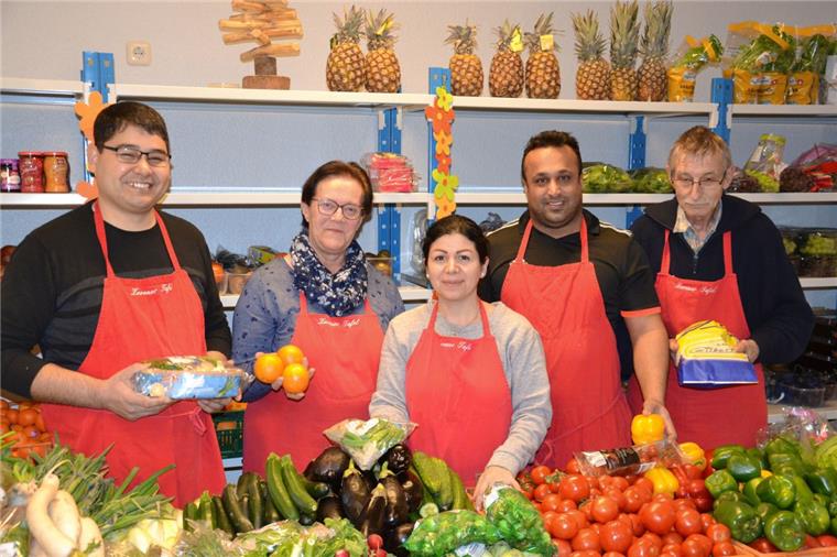 Ingrid Nieswandt (Zweite von links), Davod Arian (links), Marie Salimi, Mohammad Sharivat (Zweiter von rechts) und Bernhard Kuthan helfen gern. Sie sind Teil des etwa 30-köpfigen internationalen Teams Ehrenamtlicher, die in der Tafel und im benachbarten Warenhaus für einen reibungslosen Ablauf sorgen. 