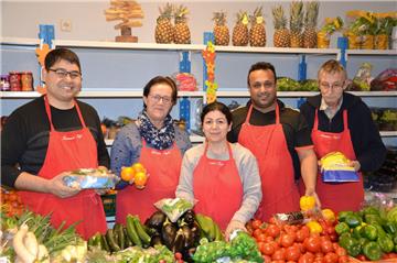 Ingrid Nieswandt (Zweite von links), Davod Arian (links), Marie Salimi, Mohammad Sharivat (Zweiter von rechts) und Bernhard Kuthan helfen gern. Sie sind Teil des etwa 30-köpfigen internationalen Teams Ehrenamtlicher, die in der Tafel und im benachbarten Warenhaus für einen reibungslosen Ablauf sorgen. 