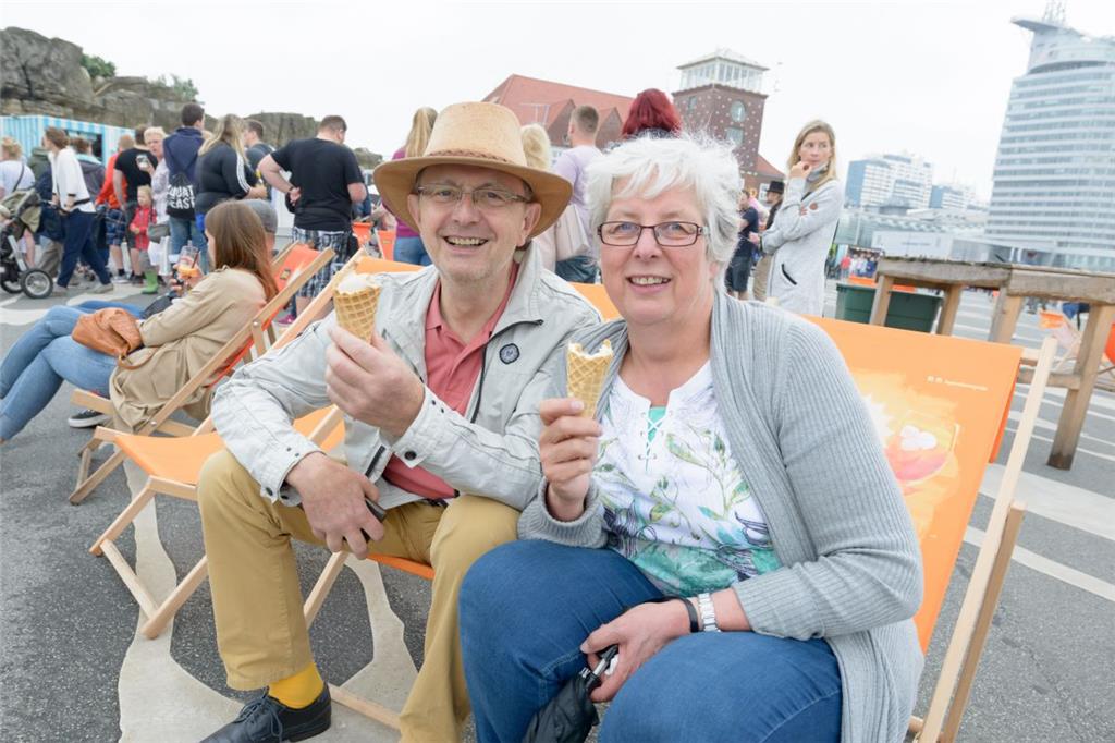 Ingrid und Claus Uhde genießen das sommerliche Flair auf dem Eisfest in Bremerha...