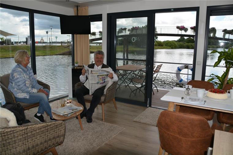 Ingrid und Hans-Joachim Frost auf ihrem Hausboot, das bald an Feriengäste vermietet wird. Die Taufe ist am Sonntag.