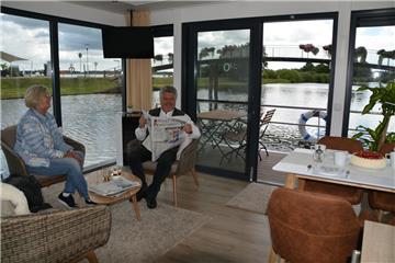 Ingrid und Hans-Joachim Frost auf ihrem Hausboot, das bald an Feriengäste vermietet wird. Die Taufe ist am Sonntag.